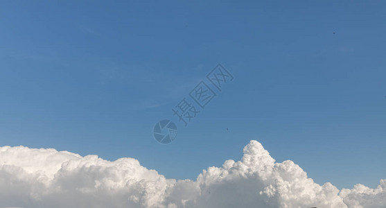 蓝天上的白色积云图片
