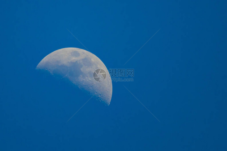 保罗月亮蓝天白在冬天图片