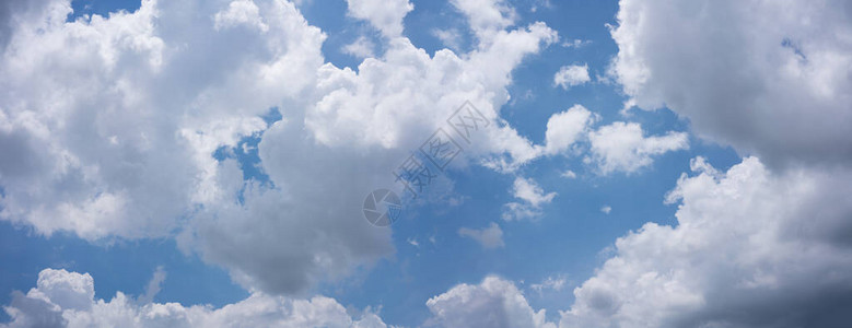 蓝天背景与云彩在夏天图片