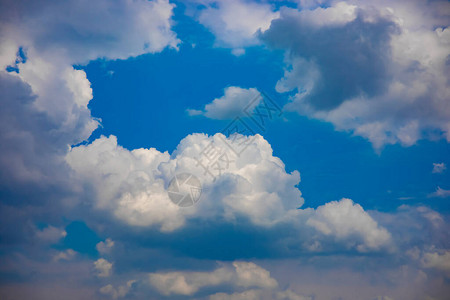 蓝色天空中一片白云广射042图片