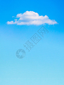 蓝色天空背景之上的孤独白云设计预制背景图片
