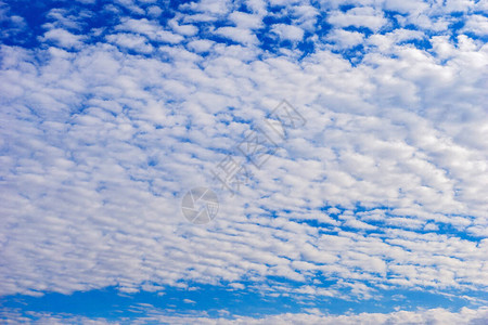 蓝色天空背景的美丽的图片