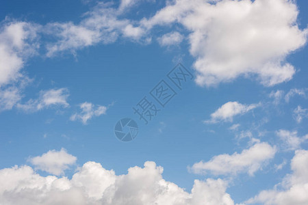 蓝色天空白云的图片