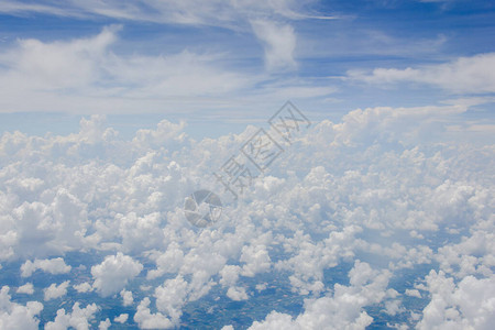 从飞机上俯瞰云层之上的天际线图片