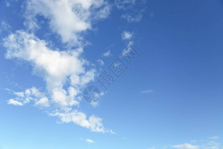 蓝色天空有白云美丽的天空背图片