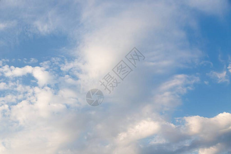 浅蓝色天空背景下的积聚云图片