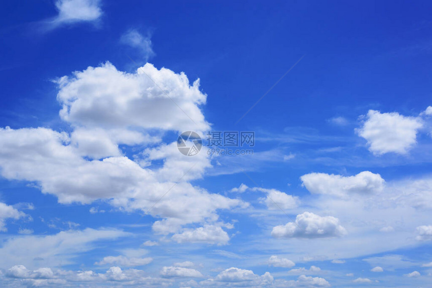 蓝色天空夏季自然背景图片