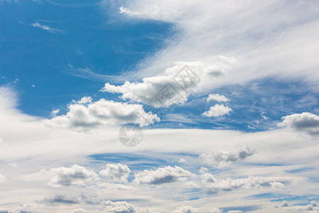 蓝色天空背景上不同形状的白色云层Nameinfo图片