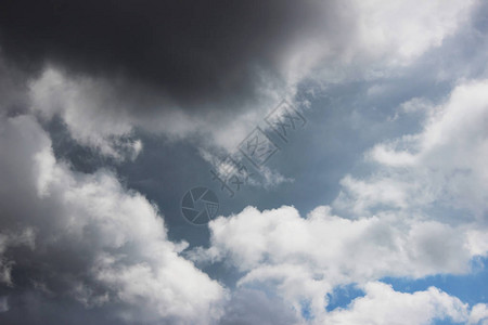 在雨前春天云层的蓝色天空以月光或圆形的式图片