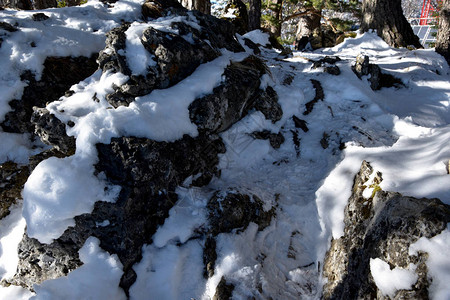 一片大灰色的巨石覆盖着积雪图片