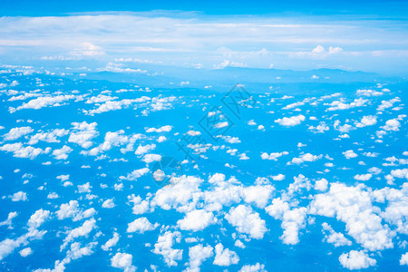 白色云和蓝天空的美丽自图片
