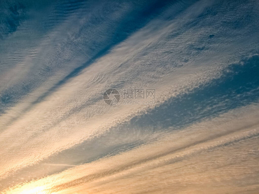 黎明时分卷云的早晨天空图片