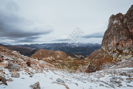 山中的云景雪山岩石和头图片