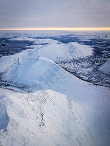 雪山和峡湾北部景观鸟瞰图图片