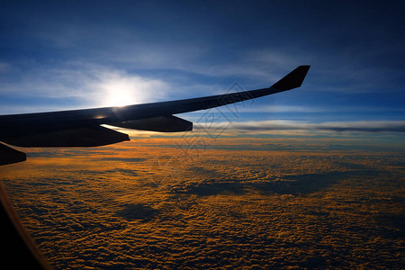 从飞机窗口看日出的云顶视图图片