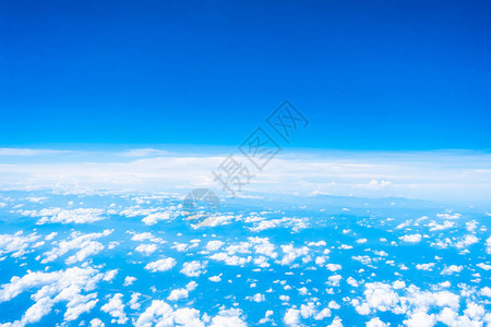 白色云和蓝天空的美丽自图片