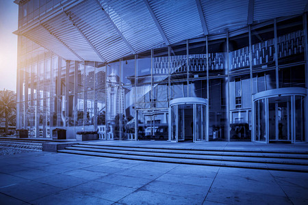 现代企业大楼的入口处图片