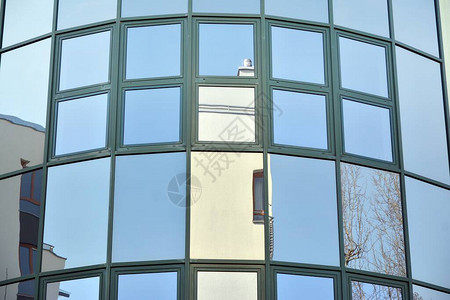 现代办公室或商业建筑立面上的玻璃透明窗户大城市中心的建图片