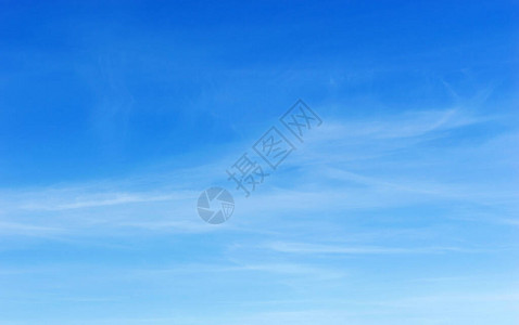 蓝天上的透明云彩图片
