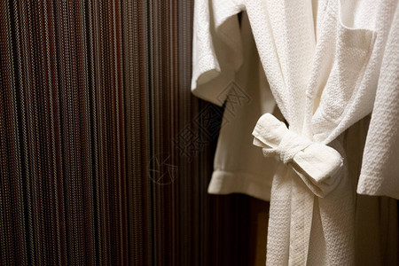 柔软舒适的浴袍挂在酒店衣图片
