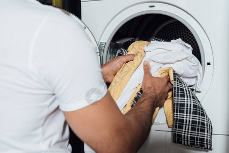 人类在现代洗衣机中洗脏衣图片