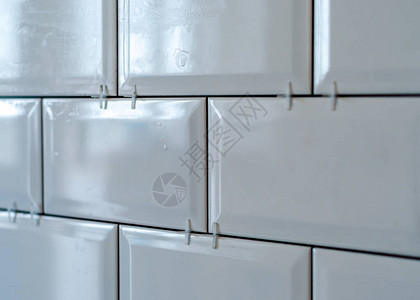 瓷砖铺设放置白色瓷砖垫片在家庭装修期间图片