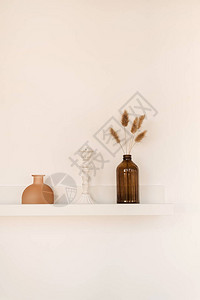 白墙上的白色架子有瓶子花瓶fluffypom植物烛台最起码的现代图片