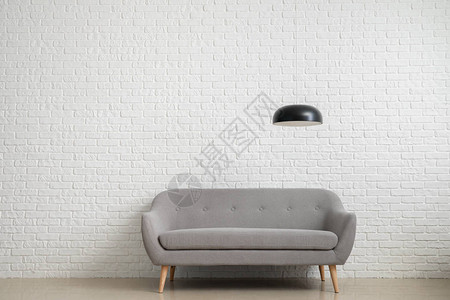 靠近白砖墙的现代沙发背景图片