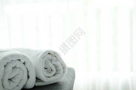 床边有白色毛巾的白毛巾透过幕图片