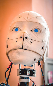 脸部机器人近身一个老机器人的面孔由白色破旧图片