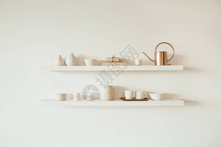 白色背景上架子上的厨具陶瓷杯子杯子茶壶托盘最小的图片