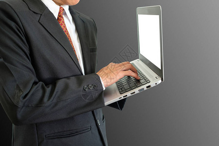 商人正在键入盘电脑笔记本电脑上打字图片