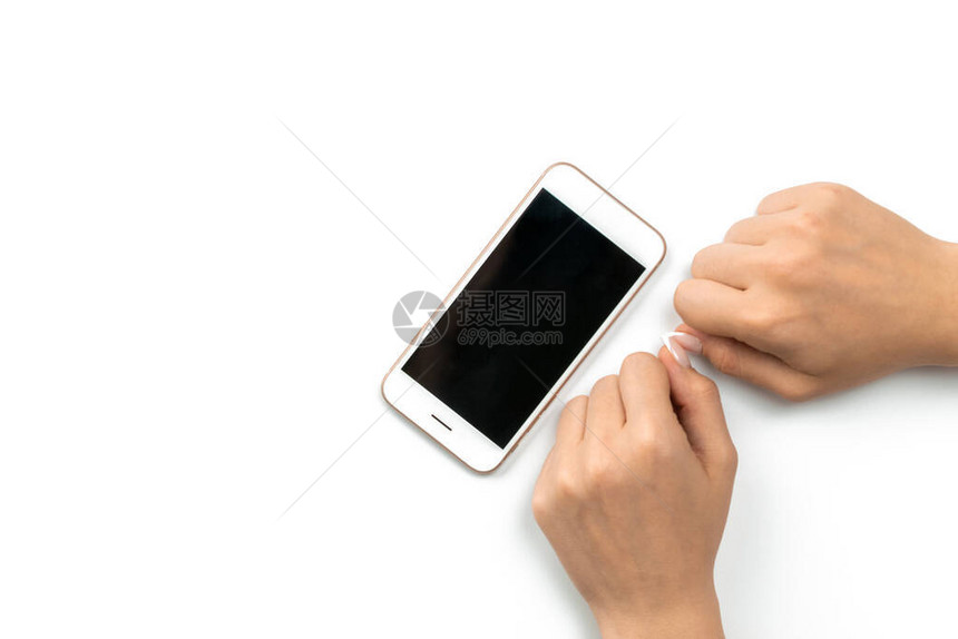 手机有文本空间的手机女人手里拿着智能手机图片