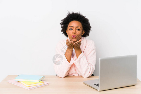 在家中工作的中年非裔美国妇女孤立的折叠嘴唇握着图片