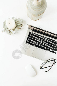 带笔记本电脑白色背景眼镜的家用办公桌工作空间最小图片
