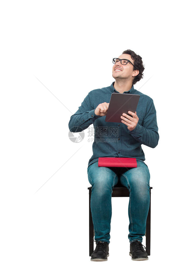 好奇的学生男子坐在椅子上图片