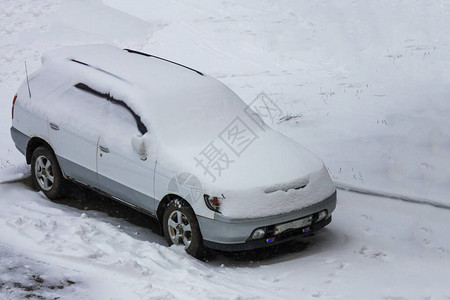 寒气院子和车铺满了雪第一次下雪冬天来临背景