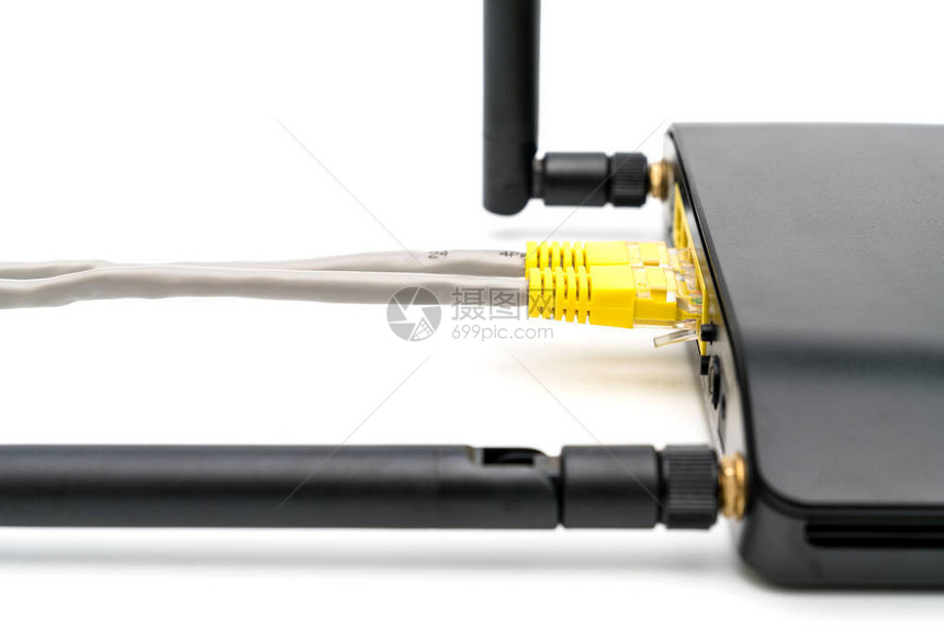 带局域网电缆的黑色无线路由图片