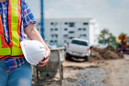 戴着头盔和安全背心的亚洲女土木建筑工程师或建筑师在建筑或建筑工图片