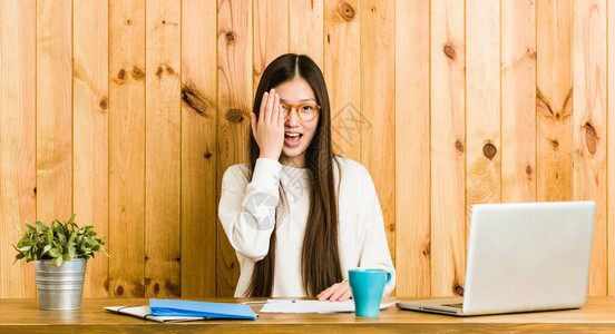 在桌子上学习的年轻女人图片