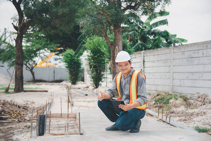 亚洲男子土木建筑工程师或建筑师图片