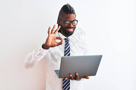 使用笔记本电脑和孤立的白色背景带字面文字的非洲美商人图片