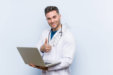 白人医生男子拿着笔记本电脑微图片