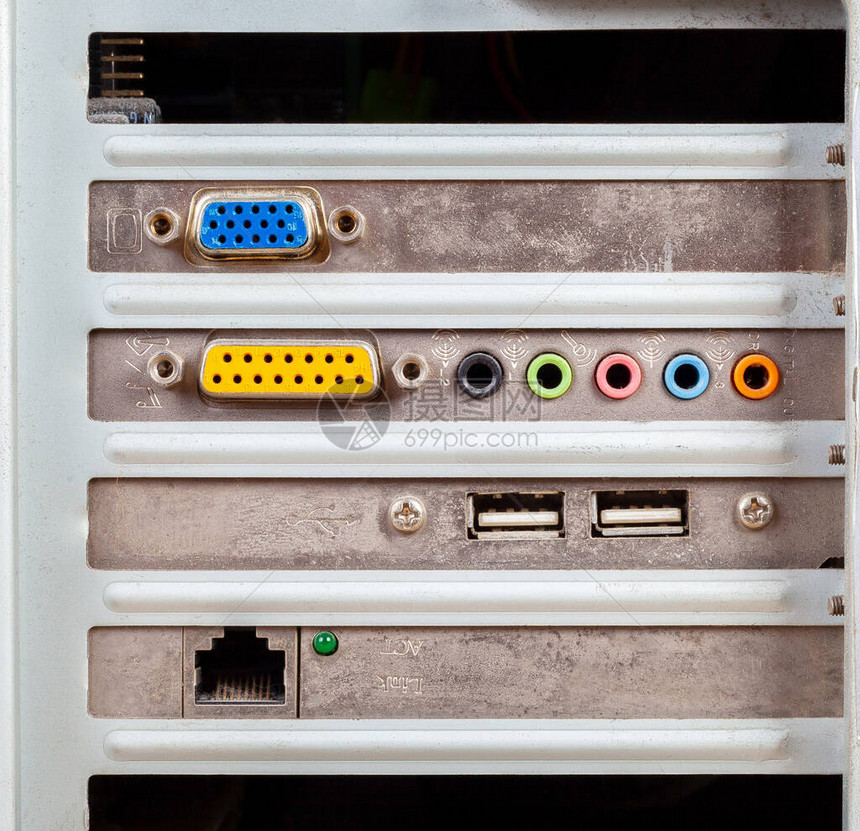 旧复古过时的PC机壳背面扩展槽midi塔式计算机外壳的背面老式组件音频图形和网卡的端口输入和图片