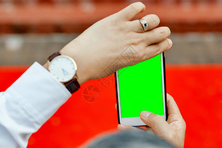 男用手机空绿屏幕拍摄手拍图片