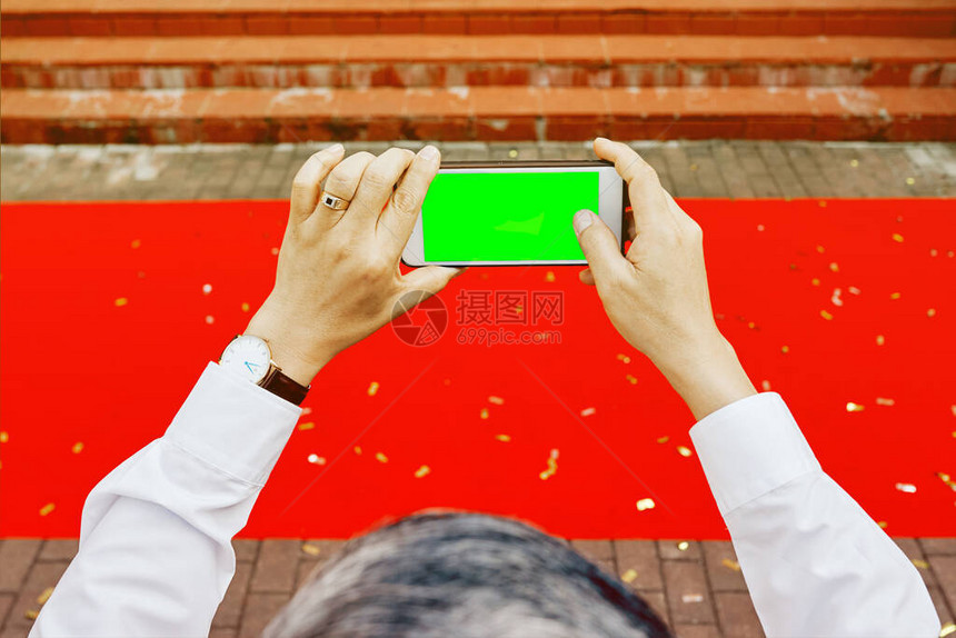 男用手机空绿屏幕拍摄手拍图片