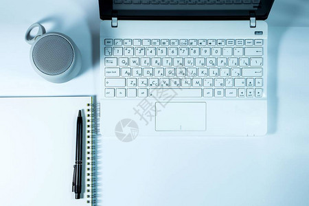 白色笔记本电脑圆形无线扬声器带弹簧绑在一起的注纸和图片