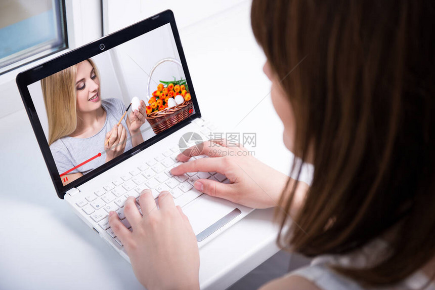 视频博客概念妇女观看笔记本电脑视频如何在家中画东图片