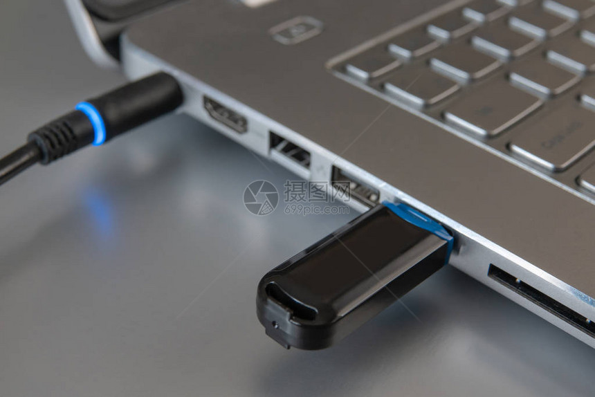 USB闪存和笔记本电脑图片
