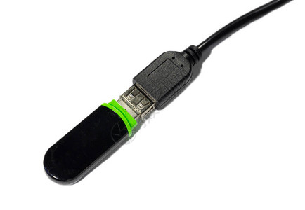 连接到电源线连接器的USB设备将设备连接到电缆连接到电缆连接器的图片
